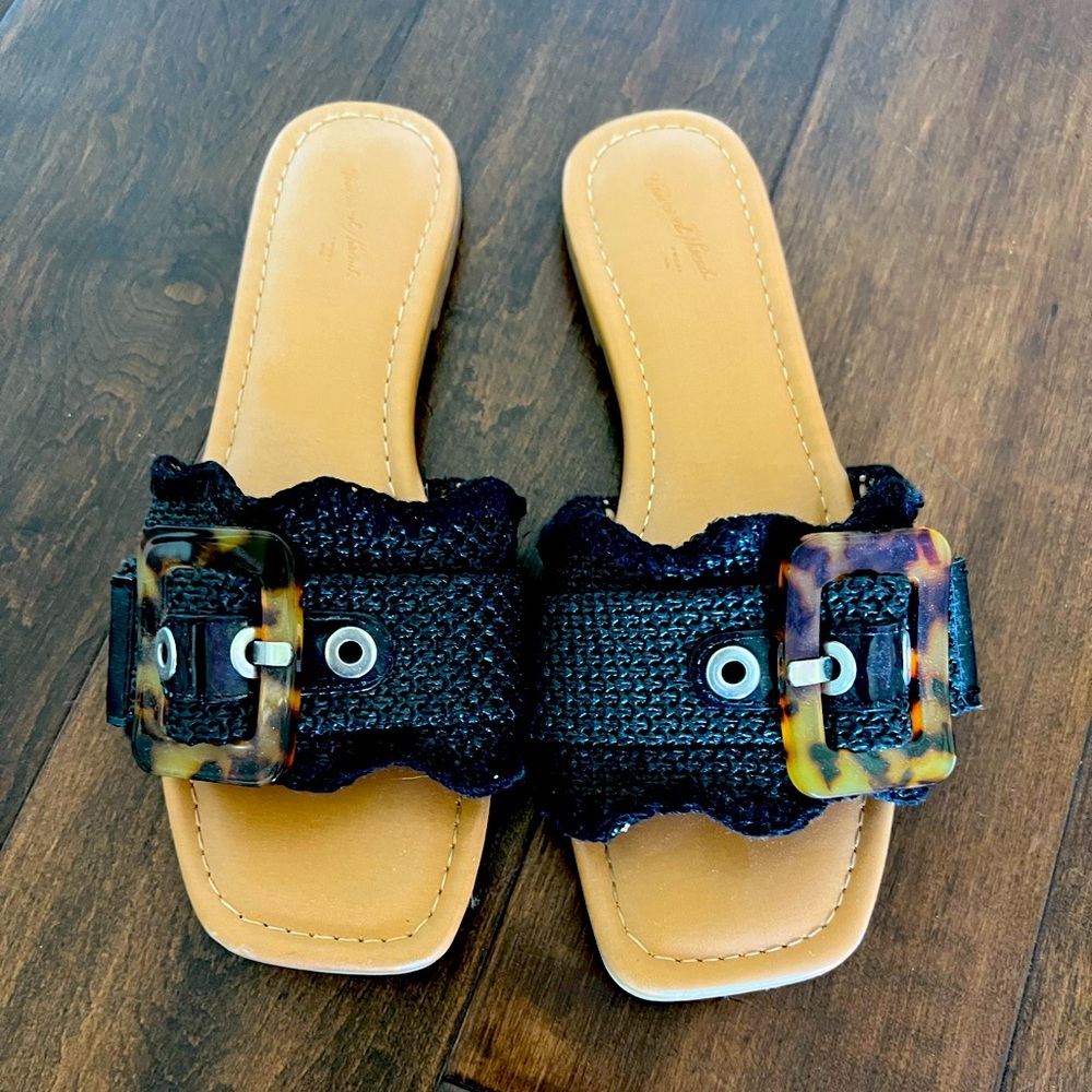 Universal Thread Black Woven Sandals, tortoise shell buckle, women’s size 7.5